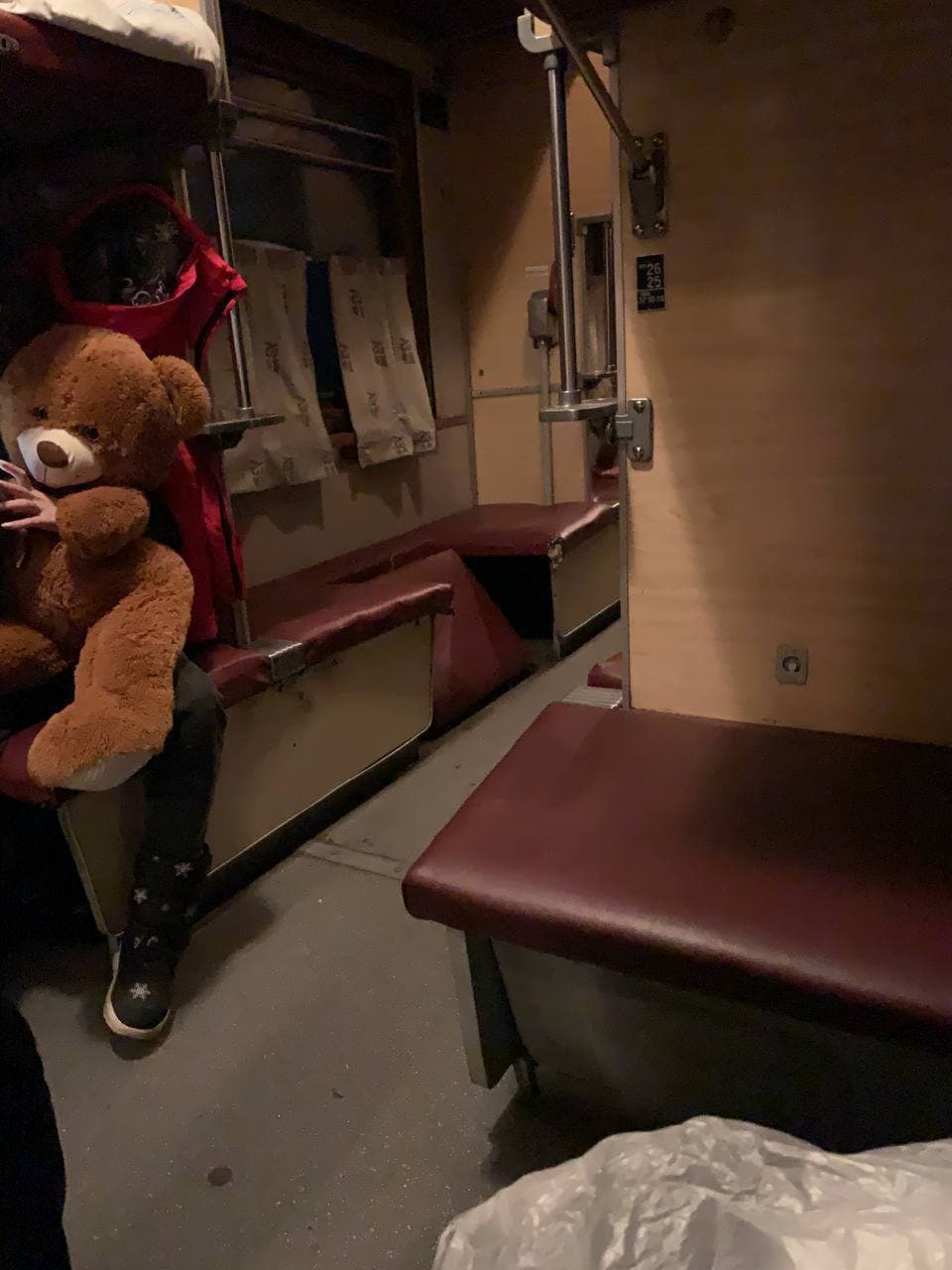 Українці показали "комфорт" у поїзді Укрзалізниці: полиці падають на голови (відео)